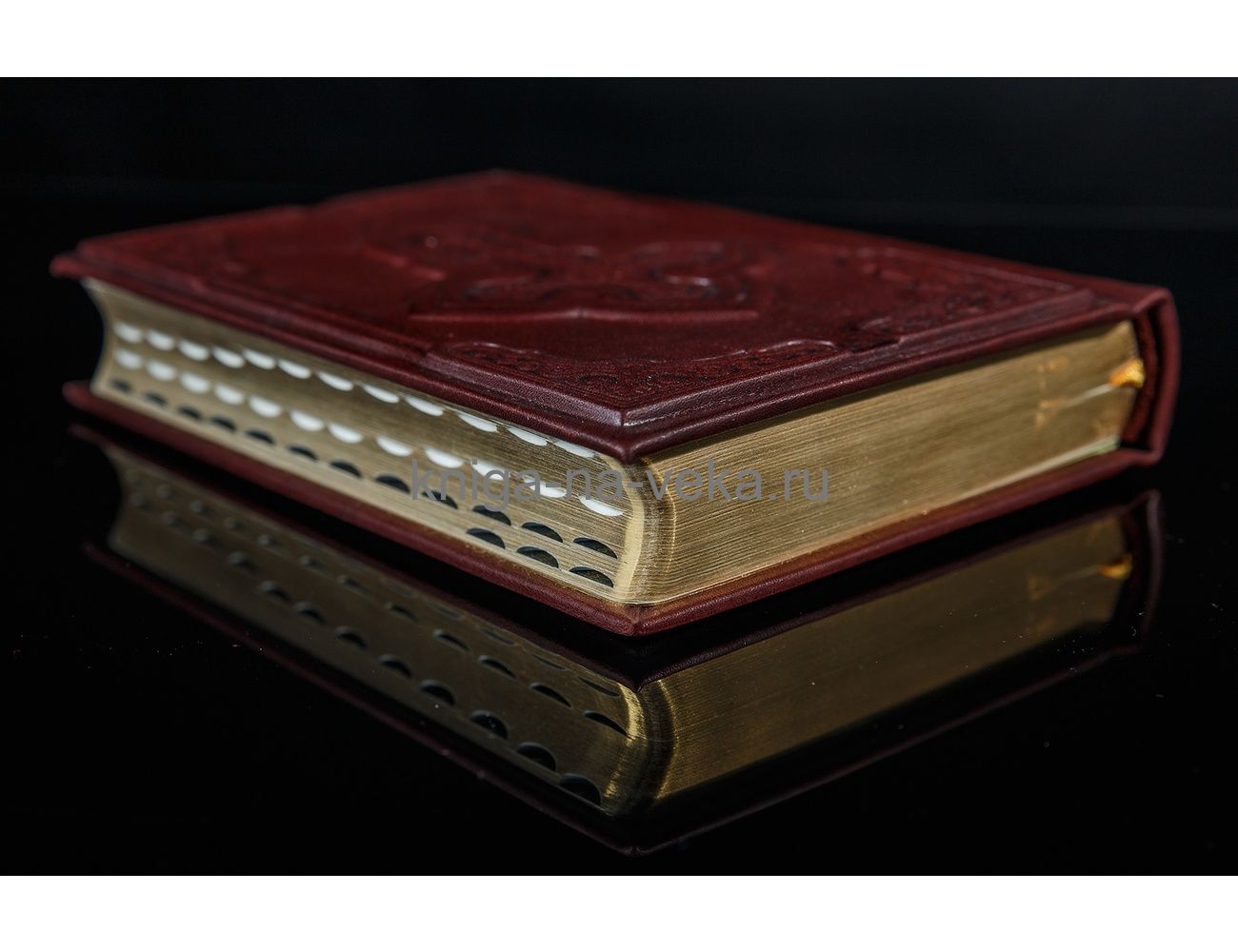 Книга «Библия» в кожаном переплёте с золотым обрезом и индексами малого формата в футляре