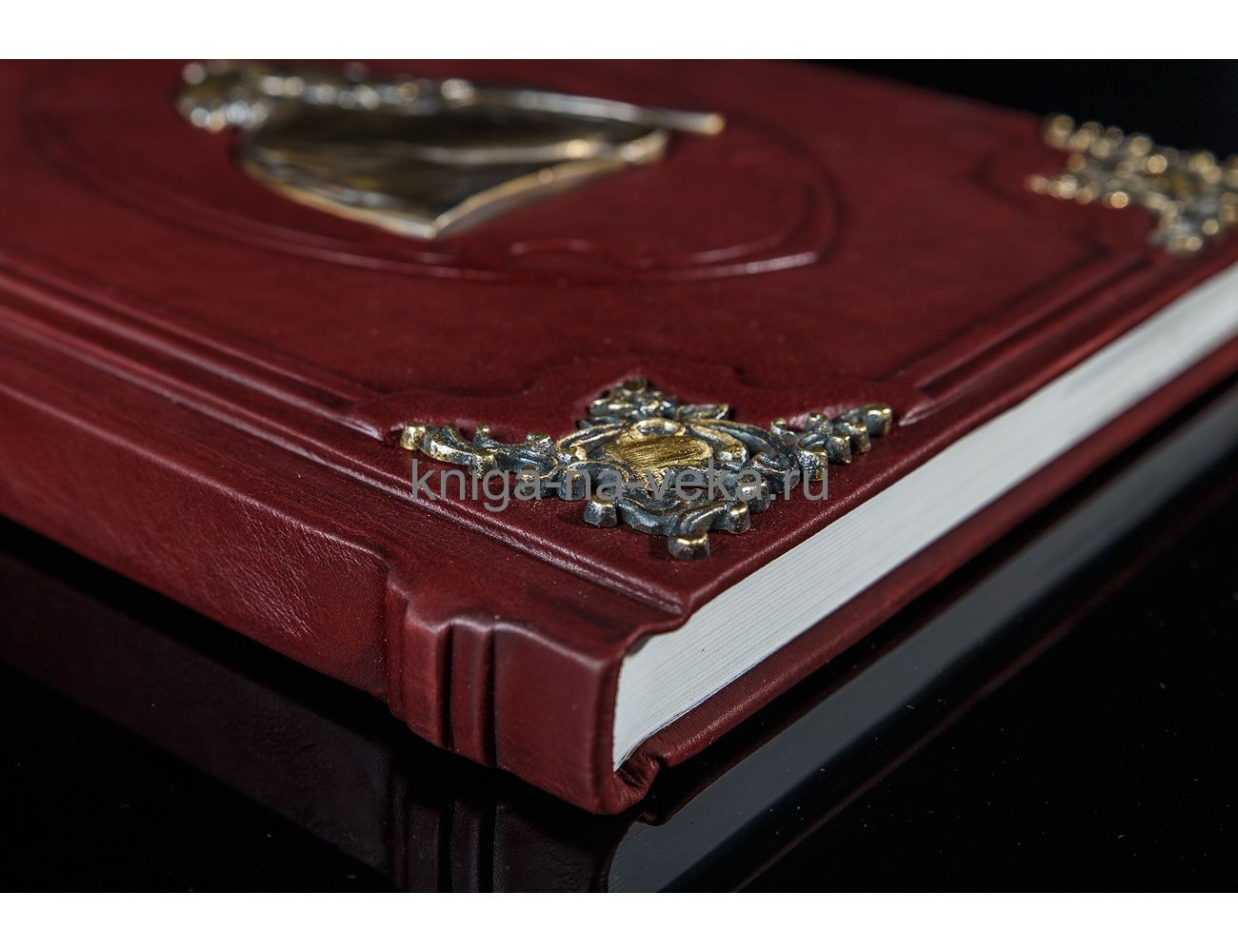 Книга "Мудрость тысячелетий" в кожаном переплёте с бронзовыми уголками и мудрецом