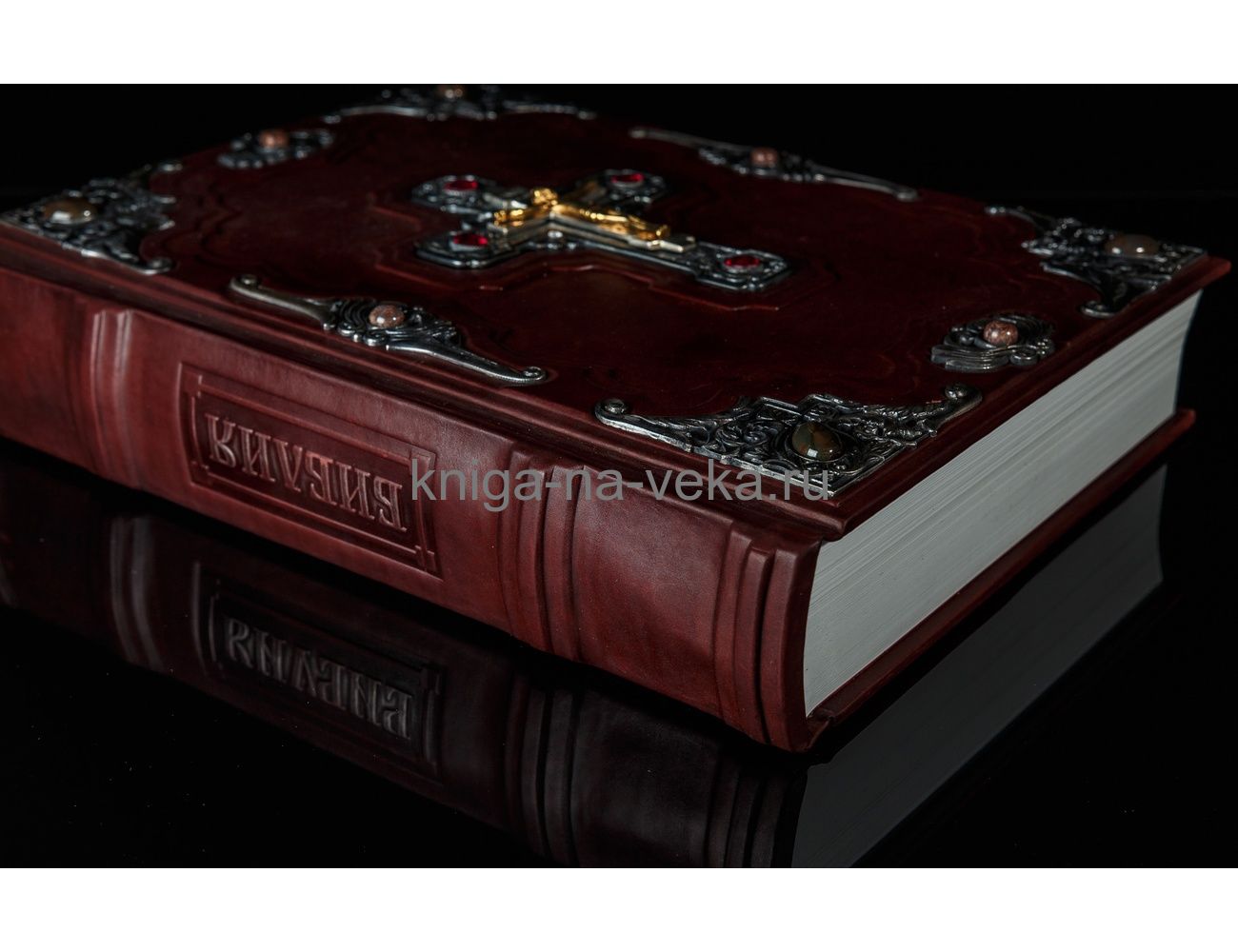 Книга «Библия в гравюрах Гюстава Доре» в кожаном переплёте с посеребрённой накладкой большого формата